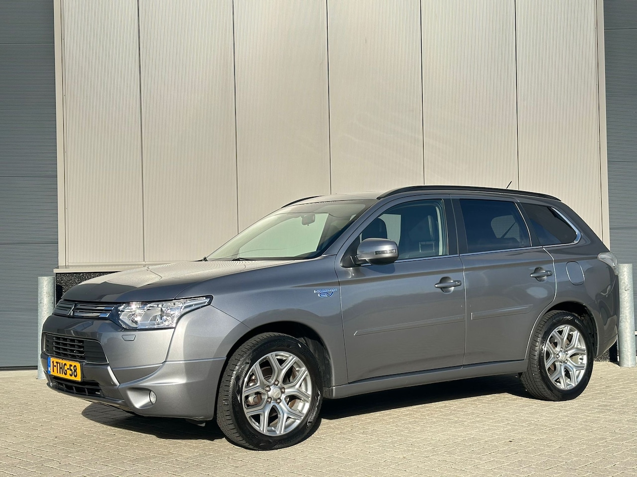 Mitsubishi Outlander - 2.0 PHEV instyle Te koop aangeboden: een Mitsubishi Outlander Plug-in Hybrid uit 2014 met kenteken 1-THG-58 - AutoWereld.nl