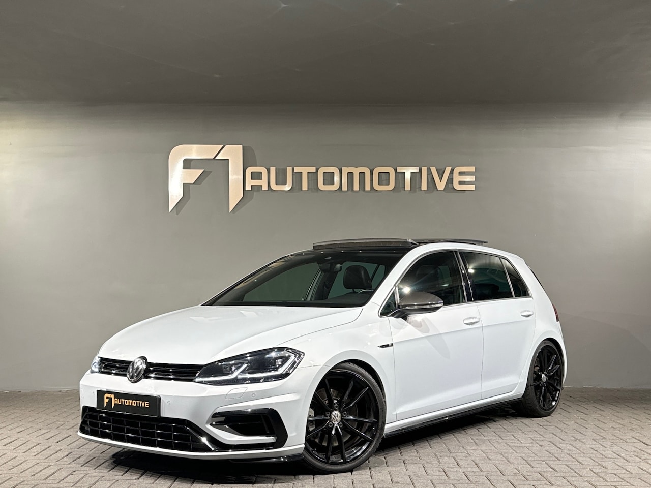 Volkswagen Golf - 2.0 TSI 4Motion R Pano|Akra|Keyles|Leder|VOL - AutoWereld.nl
