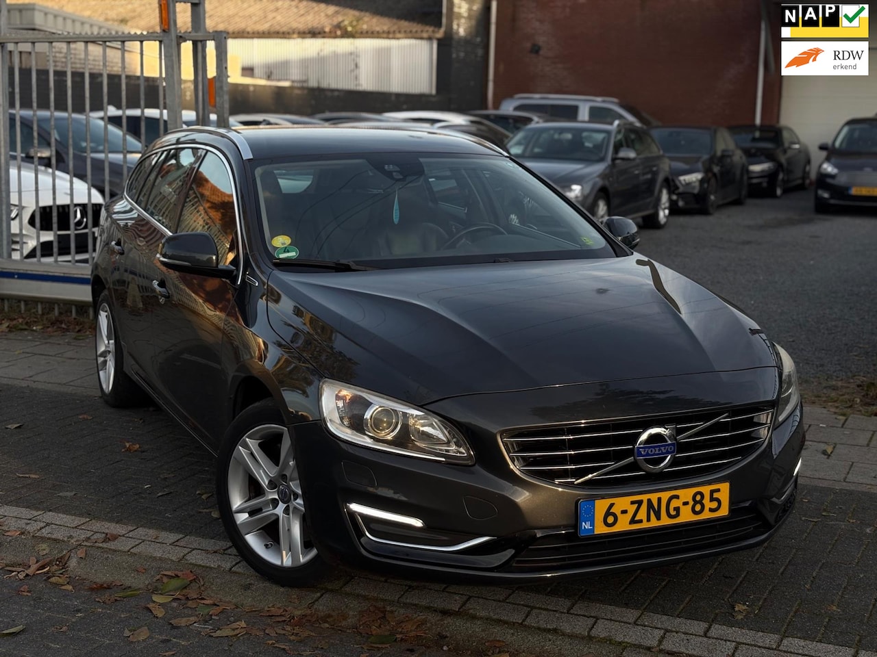 Volvo V60 - 2.4 D6 AWD Plug-In Hybrid Summum | Trekhaak | Xenon | Lederen Bekleding | LM Velgen | - AutoWereld.nl