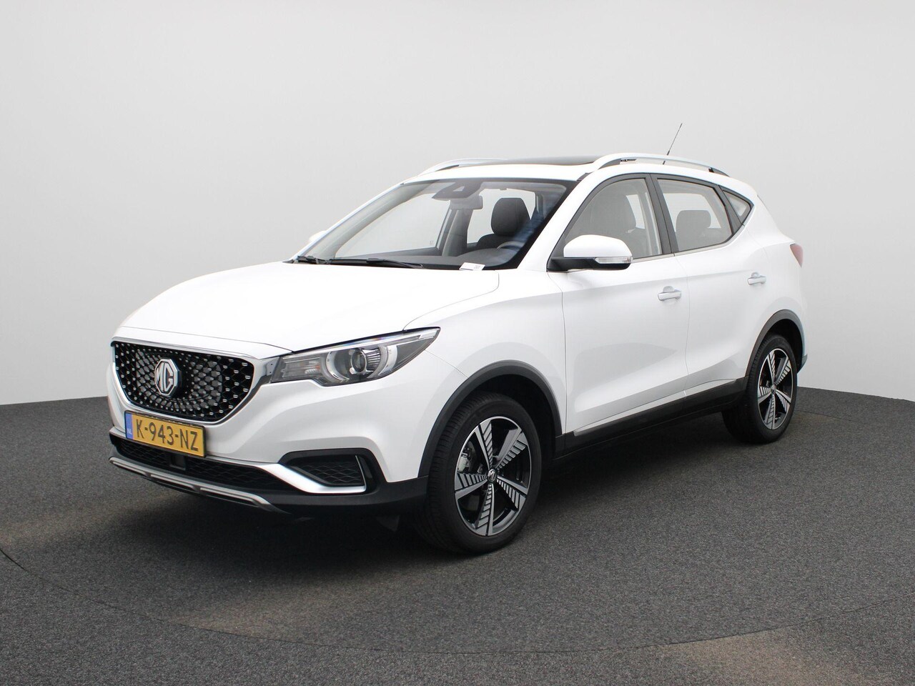 MG ZS - Luxury 45 kWh | 1e-Eigenaar | Leder | Navi | Panoramadak | Apple CarPlay | Camera | Adapti - AutoWereld.nl