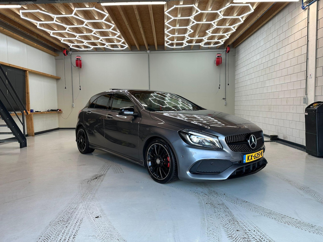 Mercedes-Benz A-klasse - 180 AMG Night Edition Plus PANO/AMG/CAMERA - AutoWereld.nl