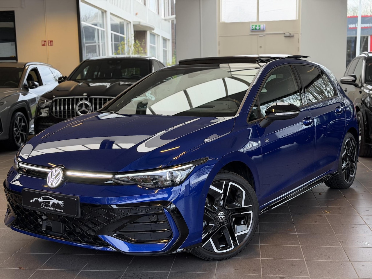 Volkswagen Golf - 1.5 eTSI R-Line Pano / 360 / H&K / Trekhaak - AutoWereld.nl