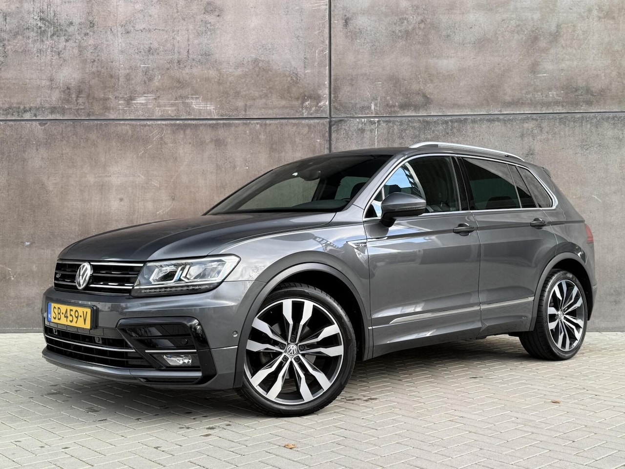 Volkswagen Tiguan - 1.4 TSI Highline Business R-Line Navi | Digitaal Dashboard | APK 11-2026 | - AutoWereld.nl
