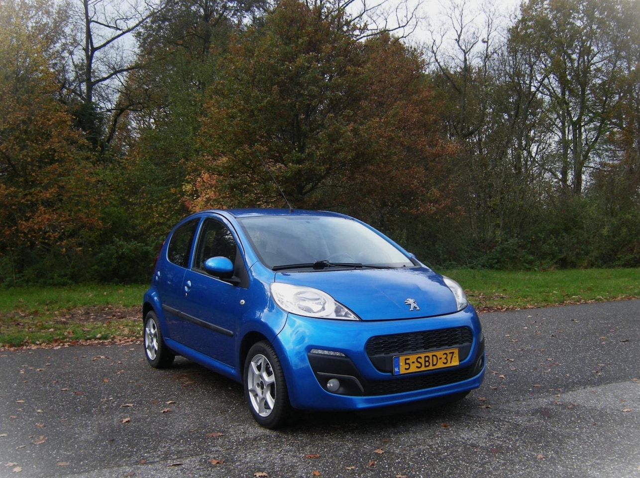 Peugeot 107 - 1.0 Active . 5 Deurs . Airco . Half leder/ alcatara . Toerenteller . LMV . enz - AutoWereld.nl