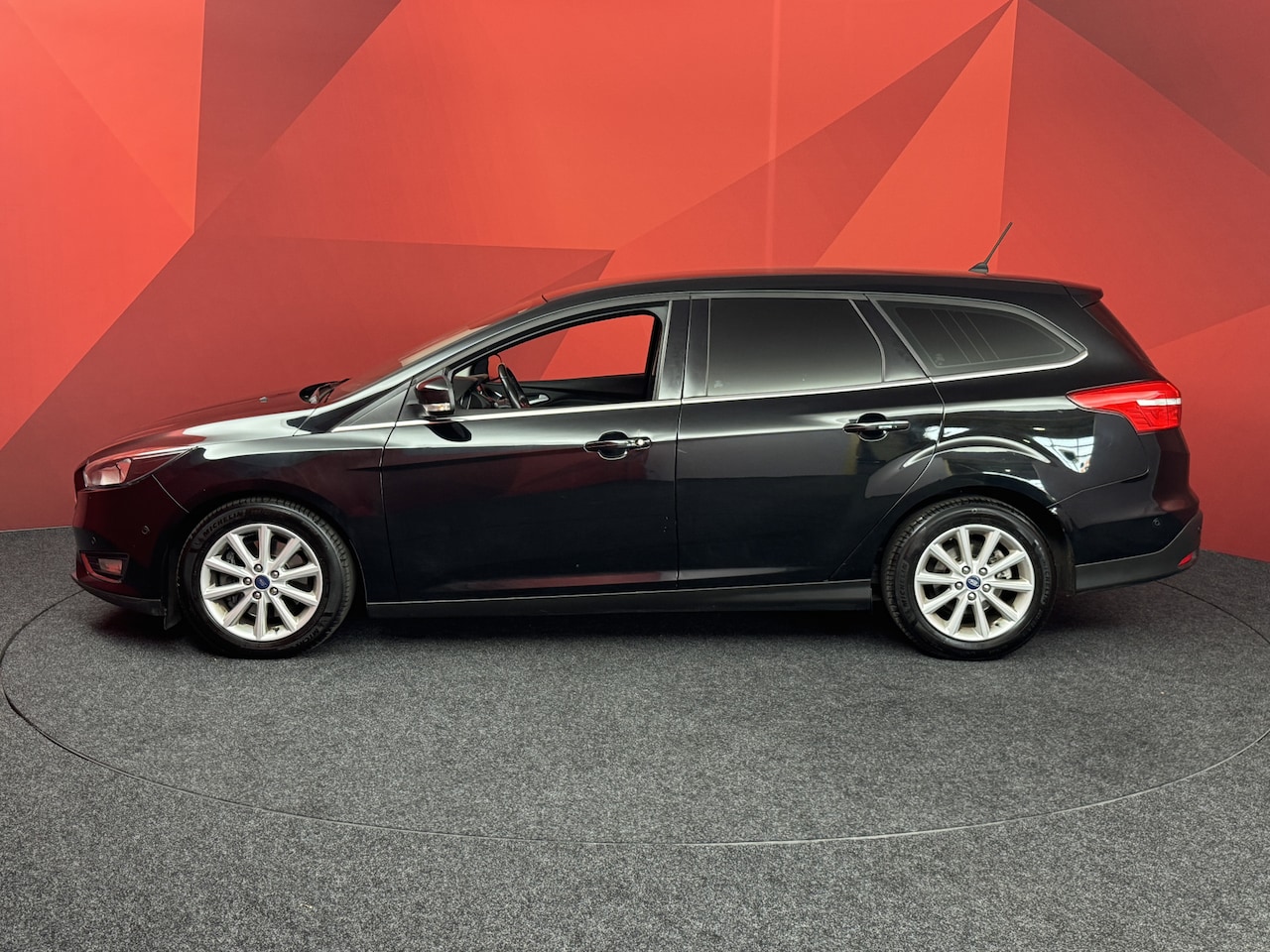 Ford Focus Wagon - 1.5 Titanium | Nieuw Binnen! | Cruise | Navi | Clima - AutoWereld.nl