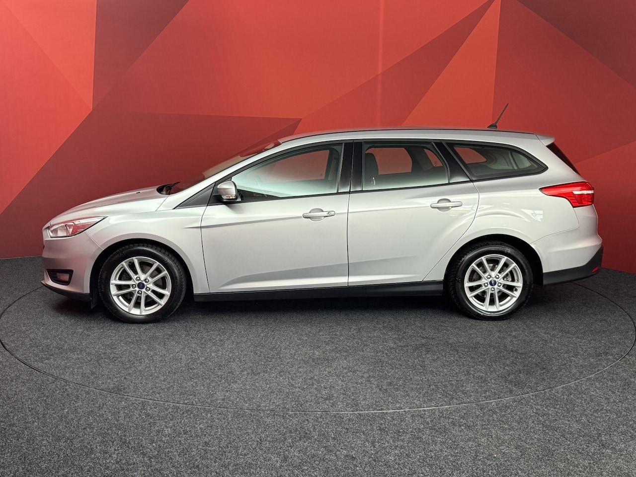 Ford Focus Wagon - 1.0 Lease Edition | Nieuw Binnen! | Cruise | Trekhaak | Navi - AutoWereld.nl