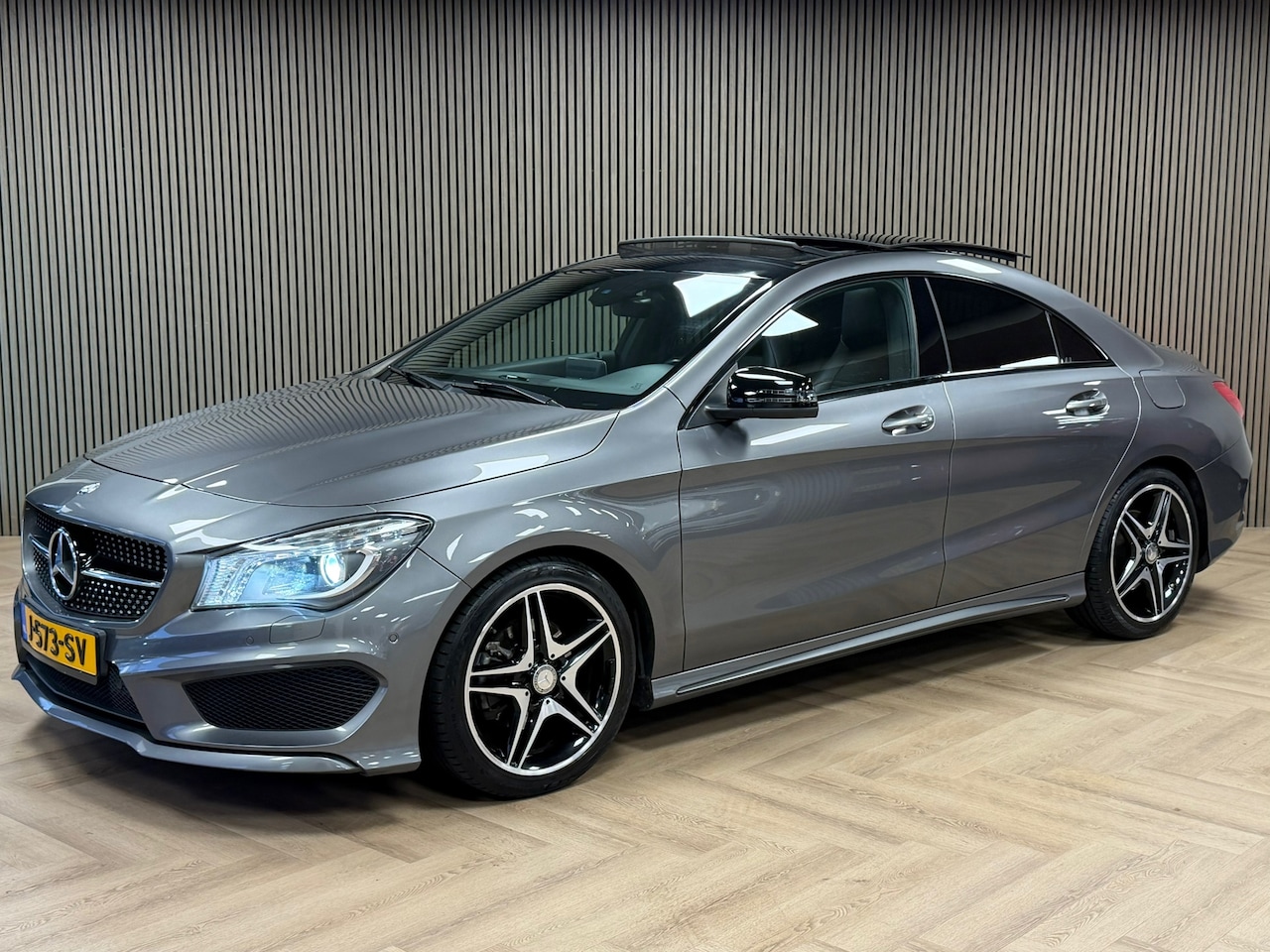 Mercedes-Benz CLA-Klasse - CLA180 AMG PANORAMADAK NAVI CRUISE CONTROL STOELVERWARMING AIRCO DODEHOEKSBEWAKING - AutoWereld.nl