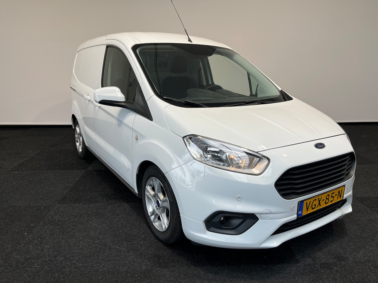 Ford Transit Courier - 1.5 DSL Euro 6 Airco Camera Navigatie APK tot 09-2026 - AutoWereld.nl