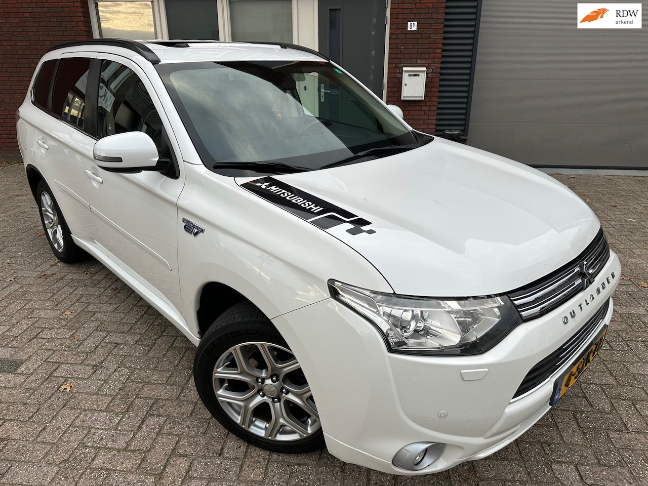 Mitsubishi Outlander - 2.0 PHEV Instyle+ / Pano / Leder / Camera / PDC - AutoWereld.nl