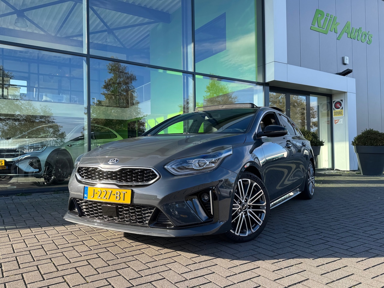 Kia Pro cee'd - 1.4 T-GDI GT-PlusLine * Panoramadak * Camera * Stoel + Stuurverwarming - AutoWereld.nl