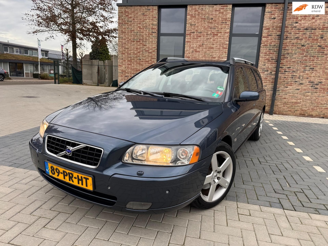 Volvo V70 - 2.5T Summum | R-Design Velgen | Trekhaak | Nette Auto - AutoWereld.nl