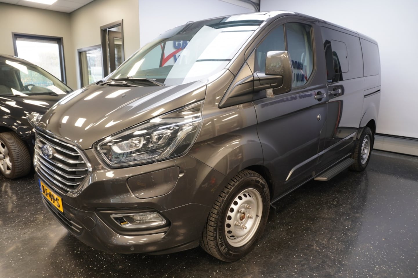 Ford Model T - Custom PHEV Titanium 8-Persoons - AutoWereld.nl