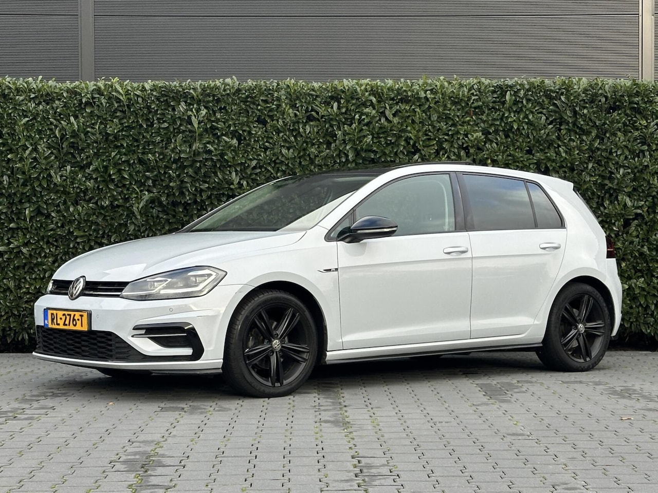 Volkswagen Golf - 7.5 1.0 TSI Highline Business R, FACELIFT, NL AUTO, NAP, R-LINE, PANO, VIRTUAL, ERGO-ACTIV - AutoWereld.nl