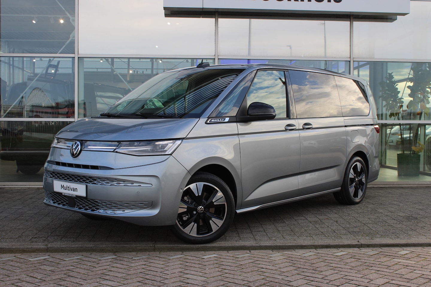 Volkswagen Multivan - Bulli eHybrid lang 4MOTION 245 pk | Panoramadak | 19" Velgen | Vis à Vis | Trekhaak | Navi - AutoWereld.nl