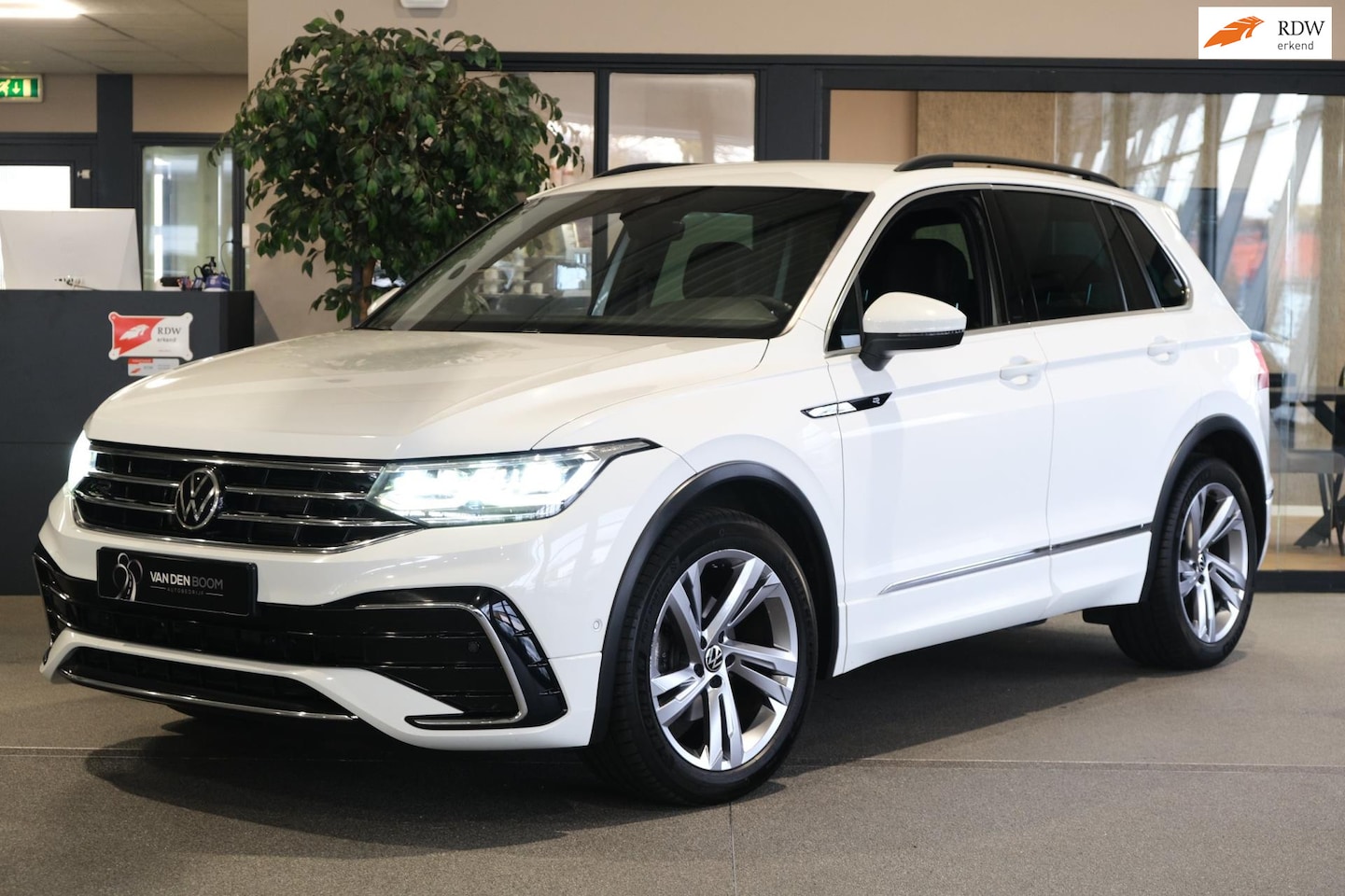 Volkswagen Tiguan - 1.5 TSI R-Line DSG Navi Virtual Led Cam Acc Pdc - AutoWereld.nl