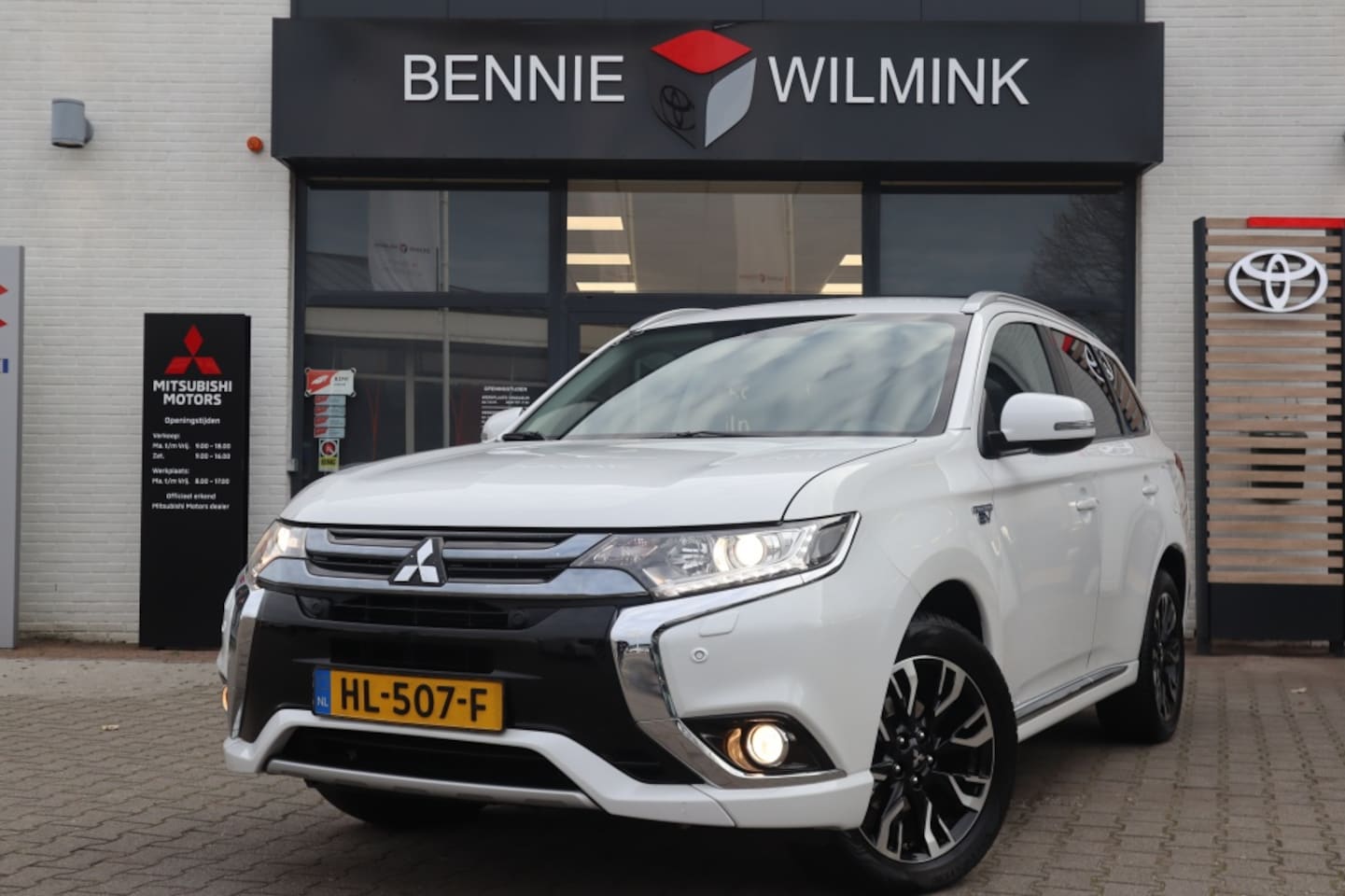 Mitsubishi Outlander - 2.0 PHEV Executive Edition Trekhaak/Navi/Standkachel - AutoWereld.nl