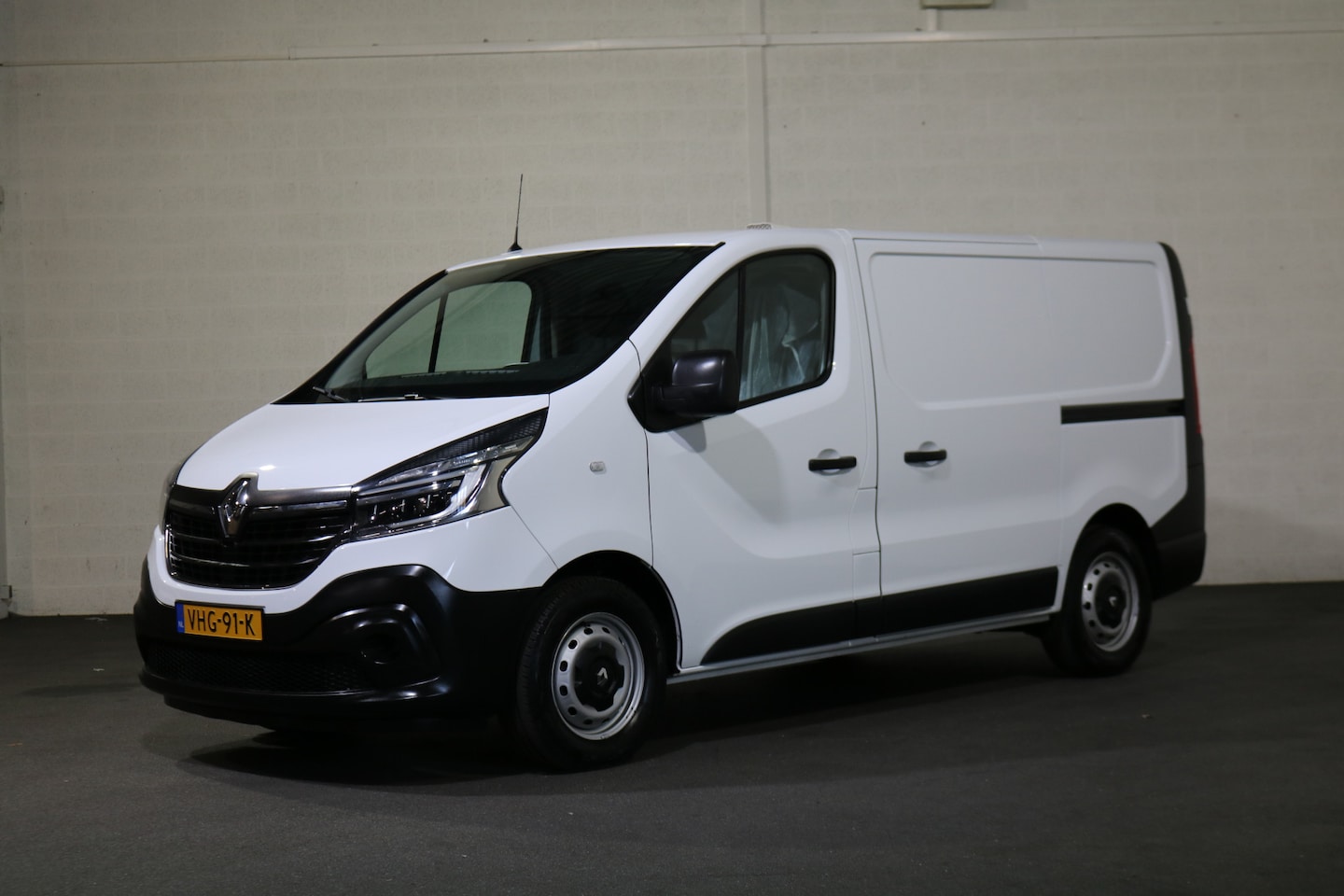 Renault Trafic - 2.0 dCi 120pk L1 H1 Airco Navigatie 2x Schuifdeur - AutoWereld.nl