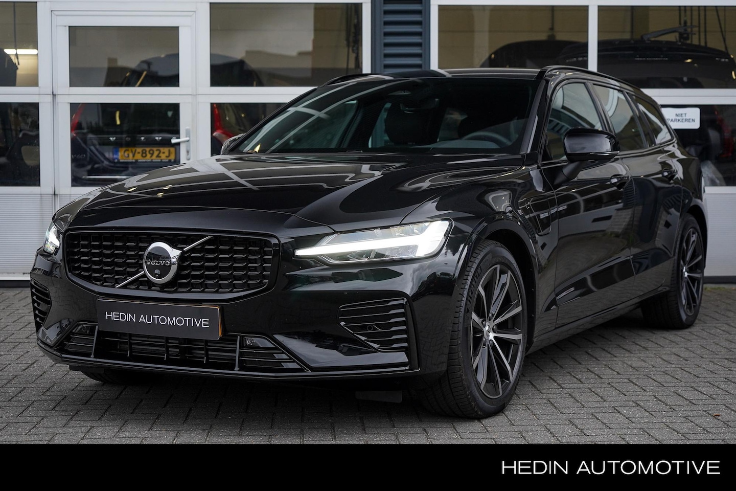 Volvo V60 - 2.0 T6 Plug-in hybrid AWD Plus Dark | Trekhaak | 360 Camera | Sportstoelen met Geheugen | - AutoWereld.nl