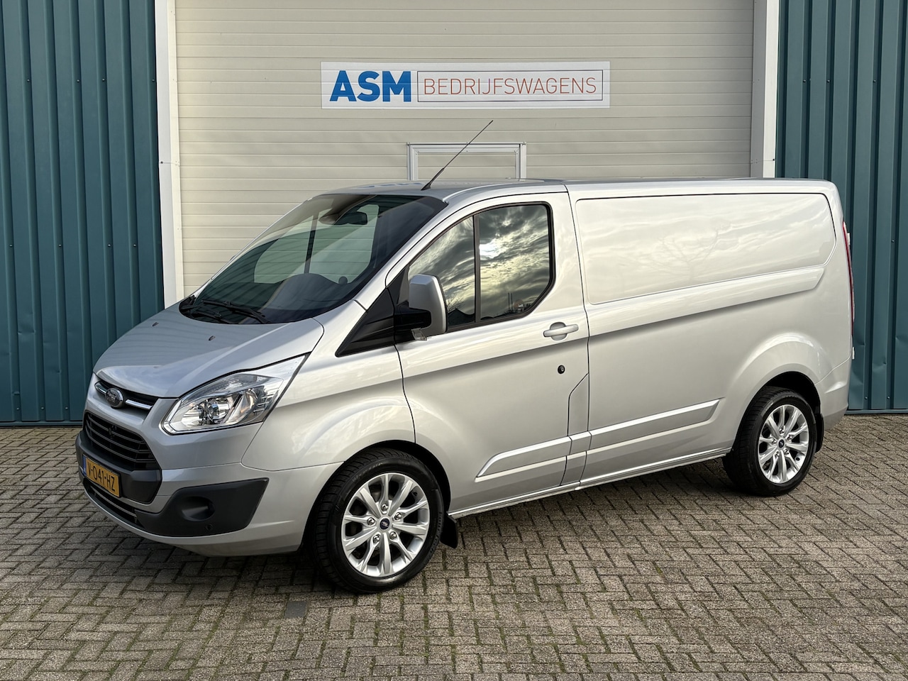 Ford Transit Custom - 290 2.0 170Pk TDCI L1H1 Limited / Cruise / Airco / Navi / Trekhaak / Apk t/m 07-09-2026 - AutoWereld.nl