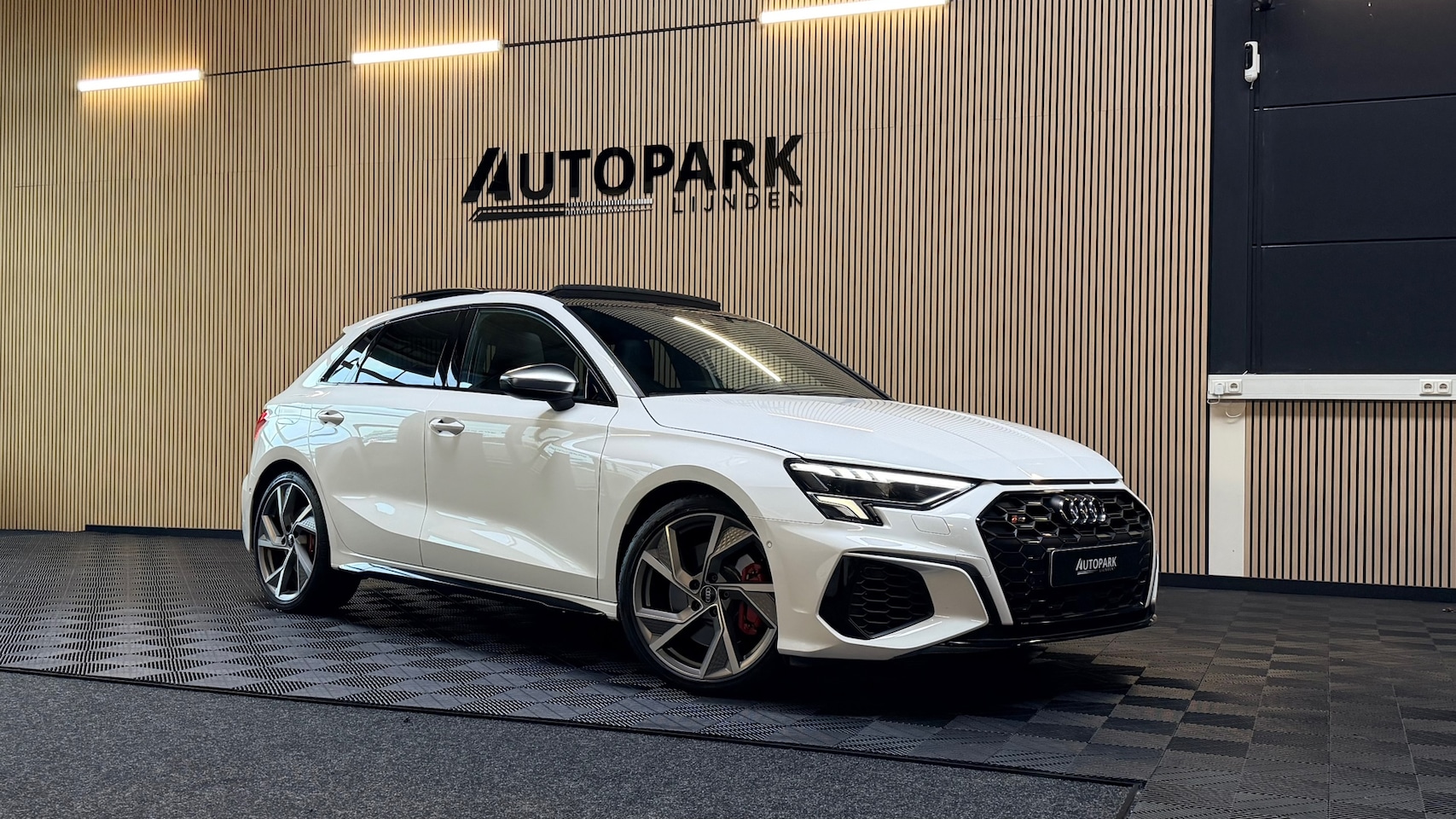 Audi A3 Sportback - 2.0 TFSI S3 quattro Edition One Panoramadak/Sfeerverlichting/Carplay/ACC/Stoelverwarming/D - AutoWereld.nl