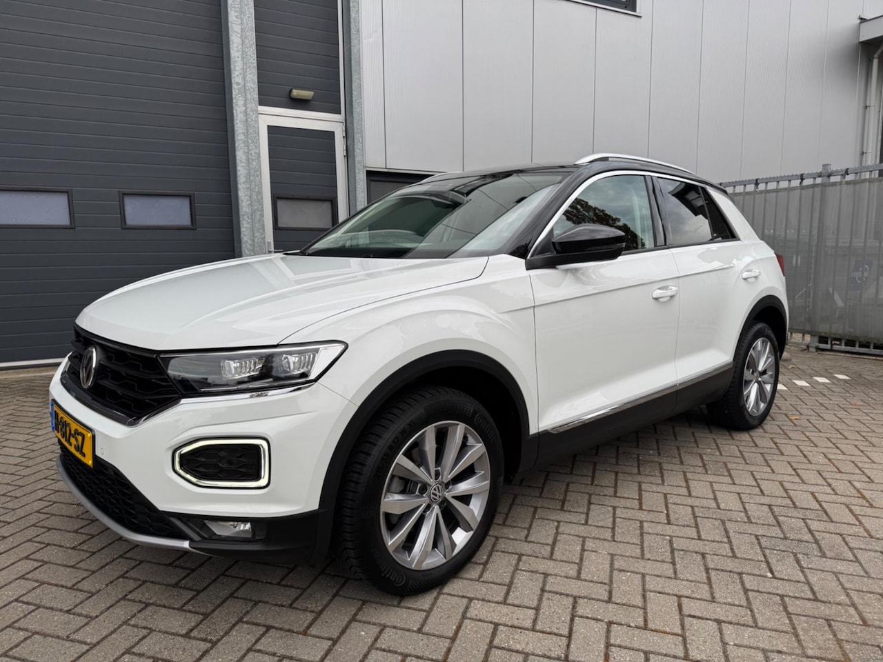 Volkswagen T-Roc - 1.5 TSI Sport Business R Navi, LED, Camera, Stoelverwarming etc. - AutoWereld.nl