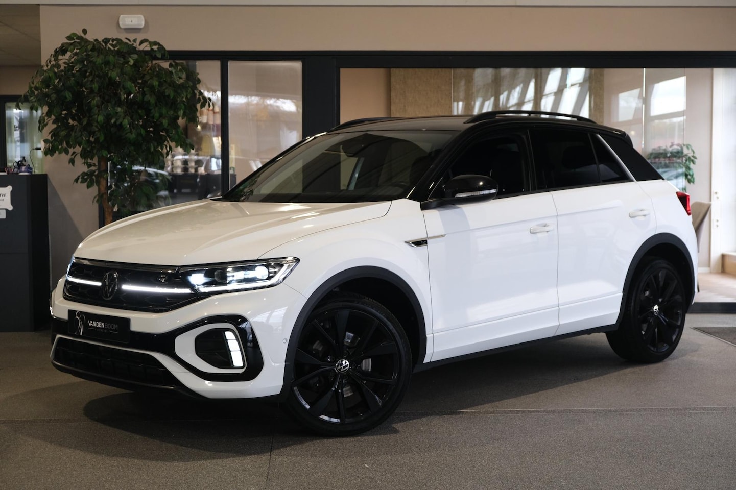 Volkswagen T-Roc - 1.5 TSI R-Line DSG NW Model Black Style Navi IQ Virtual Cam ACC Beats - AutoWereld.nl