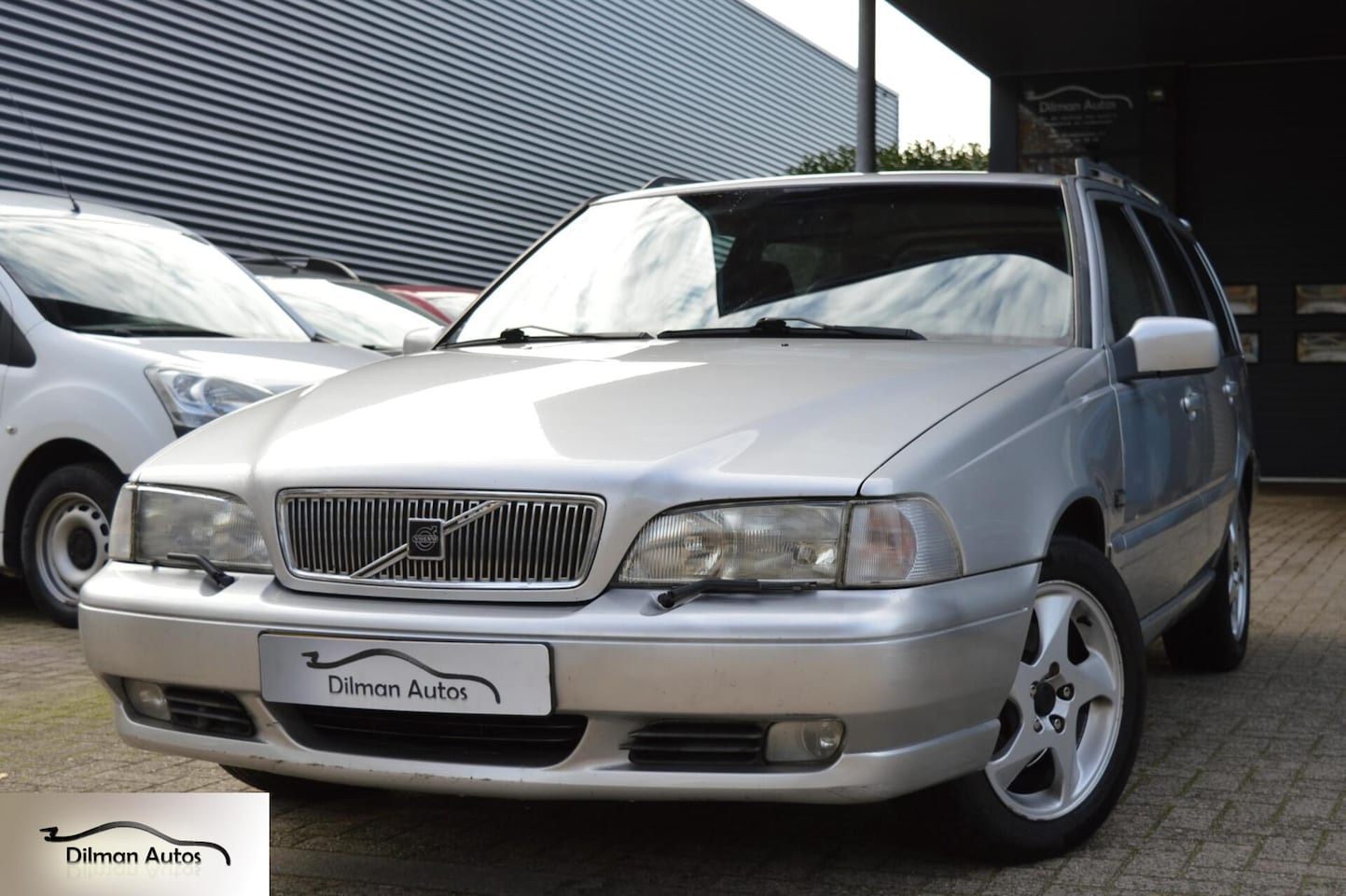 Volvo V70 - 2.5 Exclusive-Line Aut|Cruise|Leder|Trekhaak|Nap!! - AutoWereld.nl