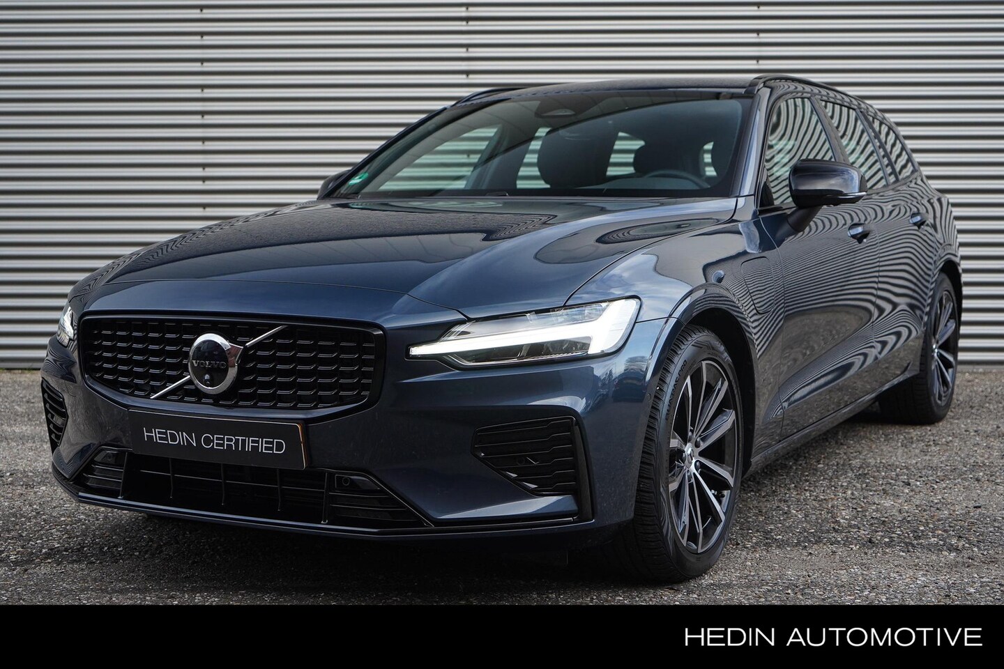 Volvo V60 - T6 Plug-in hybrid AWD Plus Dark | 2000 kg trekgewicht | Elektrische stoelen met geheugen | - AutoWereld.nl