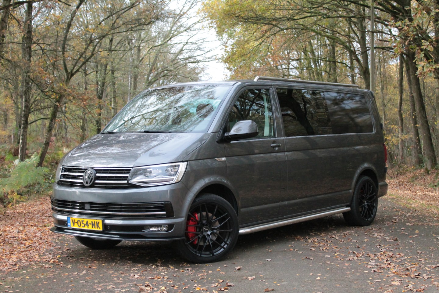 Volkswagen Transporter - 2.0 TDI L2H1 DC Highline | Pano | Carbon | Audison | Camera | Trekhaak - AutoWereld.nl