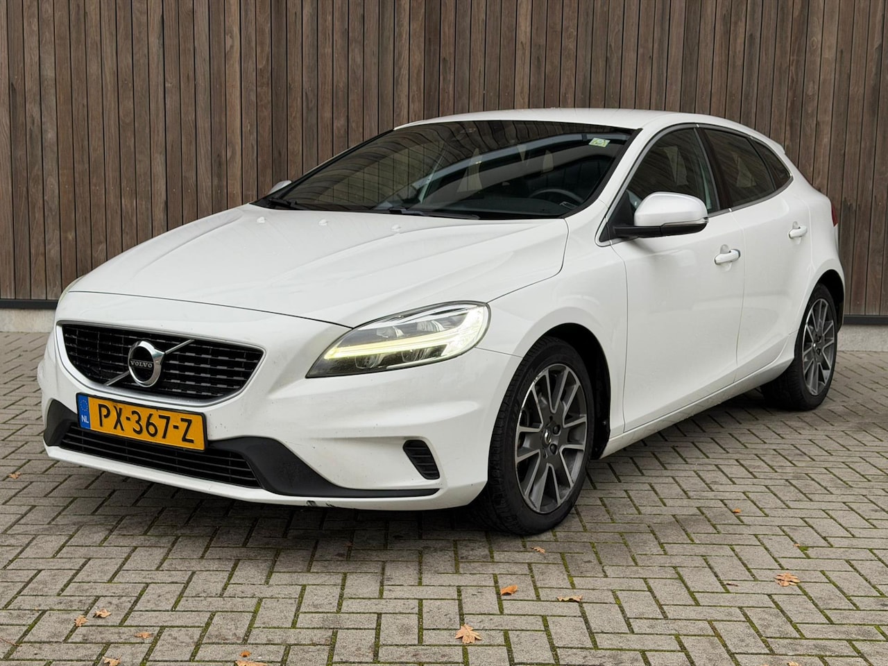Volvo V40 - 2.0 D3 Business Sport | R DESING | - AutoWereld.nl