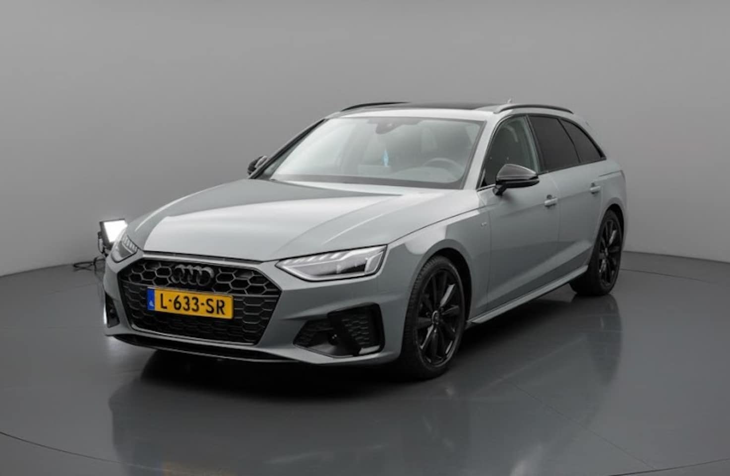 Audi A4 Avant - 35 TFSI S edition Competition | Dealer Onderhouden! | Black Pack | Trekhaak | Sportstoelen - AutoWereld.nl