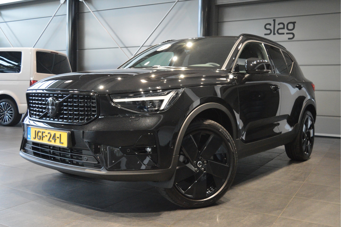Volvo XC40 - 2.0 B3 Plus Dark Black edition camera harman kardon 20 inch !! - AutoWereld.nl