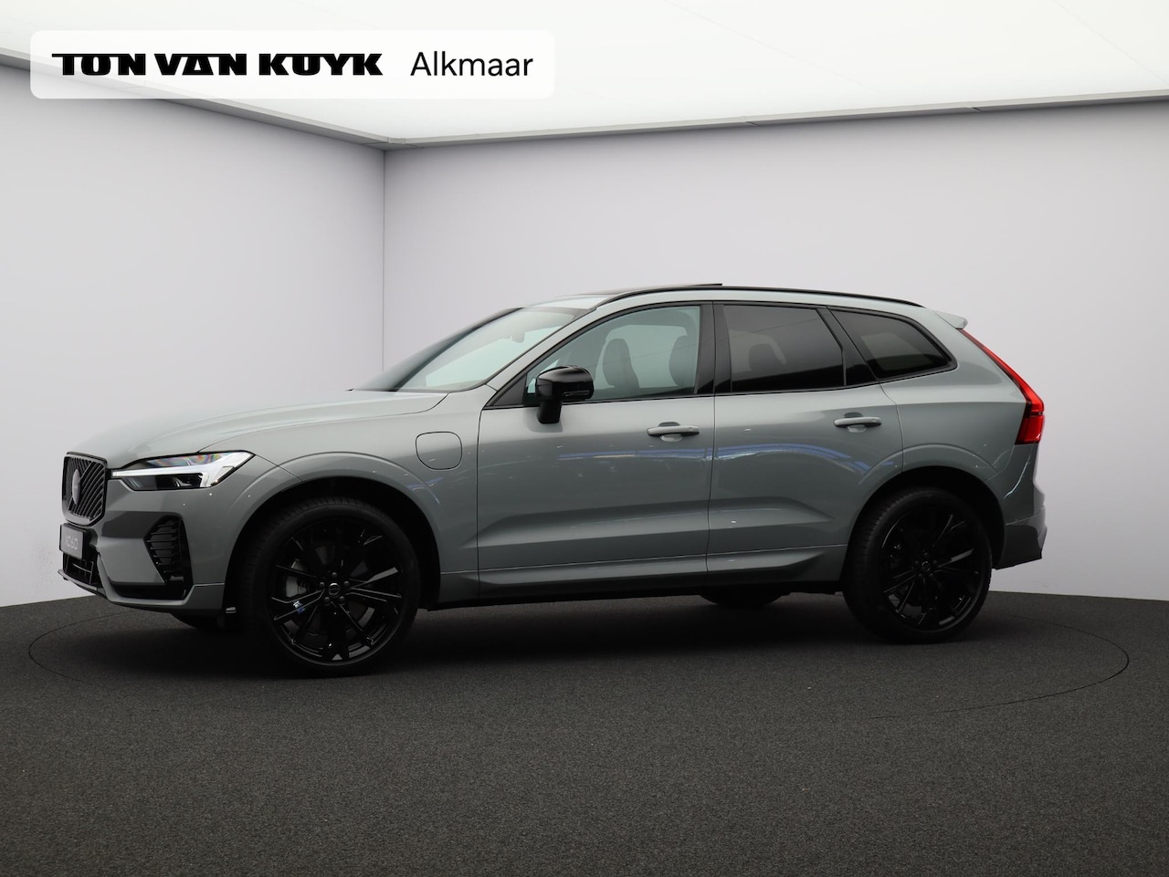Volvo XC60 - 2.0 T6 Plug-in hybrid AWD Plus Black Edition / Panoramadak elektrisch / Sportstoelen elekt - AutoWereld.nl