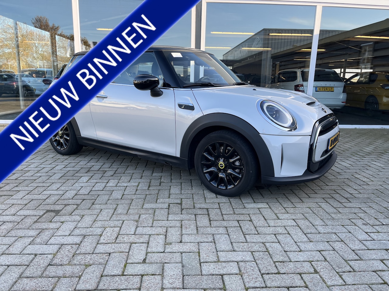 MINI Mini-Electric - MINI Yours 33 kWh / Leer / LMV / Clima - AutoWereld.nl