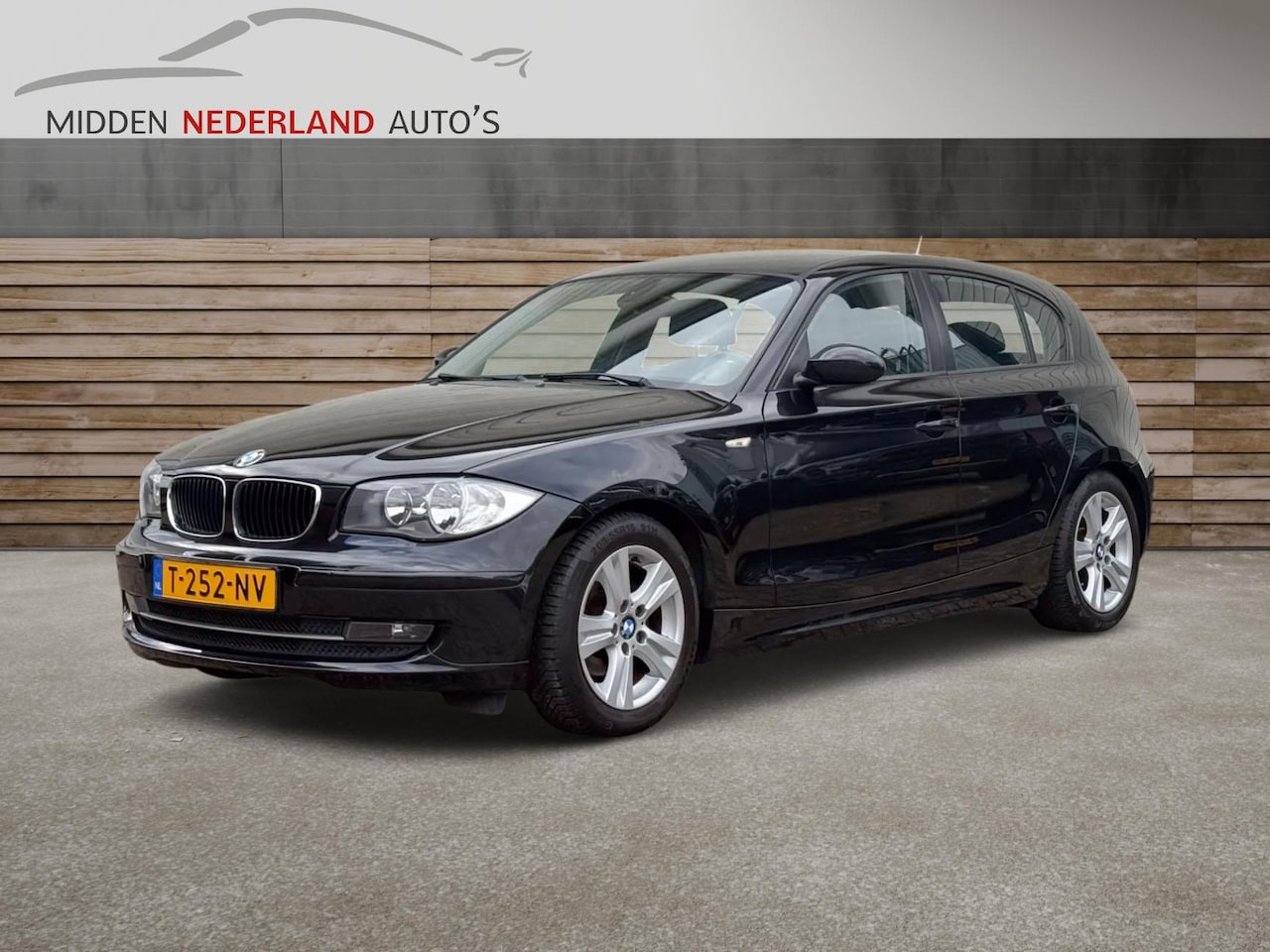BMW 1-serie - 116i * NIEUWE APK * 5 DEURS * STOELVERWARMING * - AutoWereld.nl