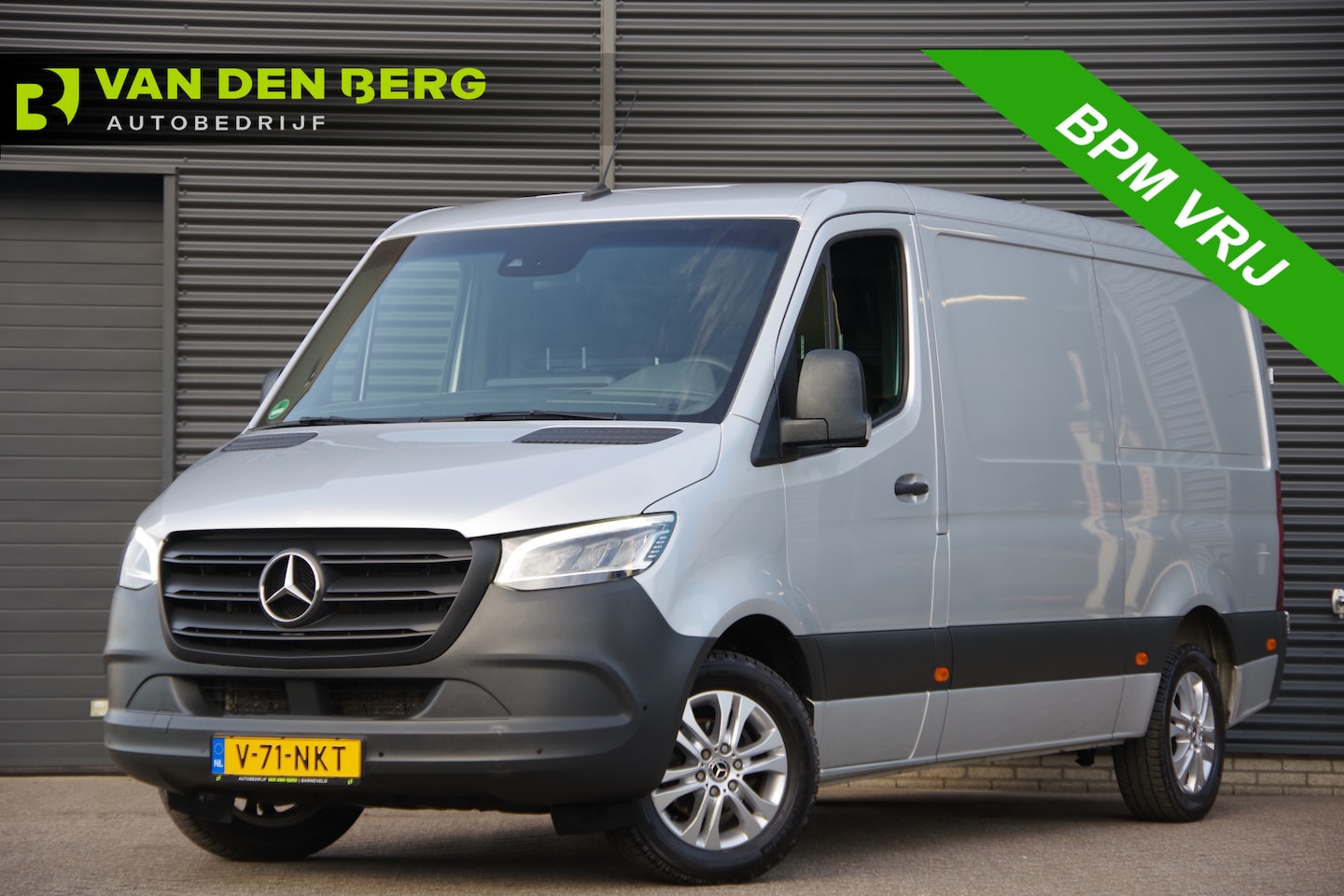 Mercedes-Benz Sprinter - 317 1.9 L2H1 AUT. LED, 3.5T TREKHAAK, STANDKACHEL, CAMERA, NAVI, CRUISE, CLIMA - AutoWereld.nl
