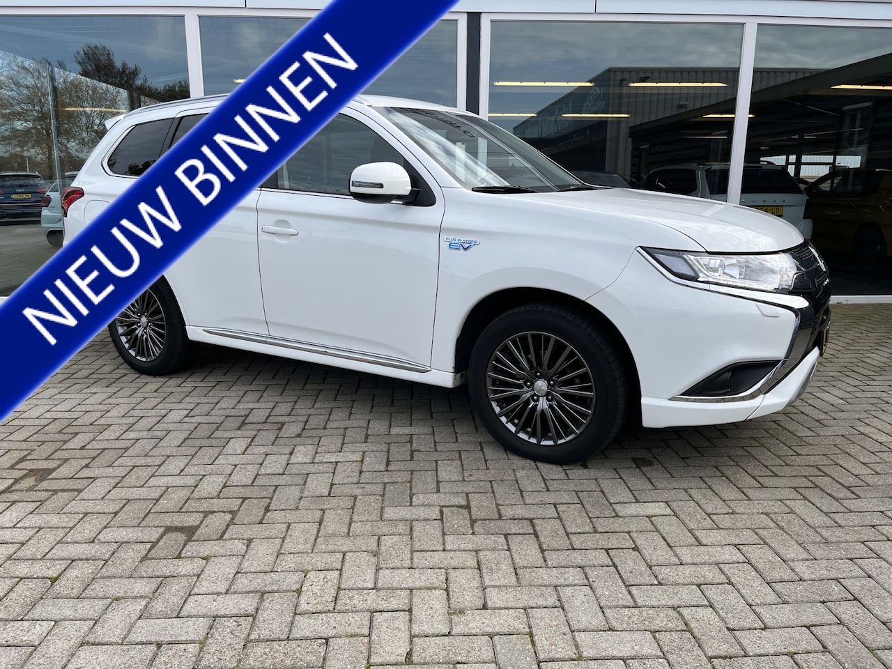 Mitsubishi Outlander - 2.4 PHEV Pure LMV / Nav / Clima / Cruise / Trekhaak - AutoWereld.nl