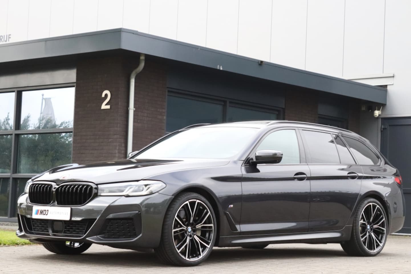 BMW 5-serie Touring - 530i M Sport Laser Pano Comfort 20 inch -VOL- - AutoWereld.nl