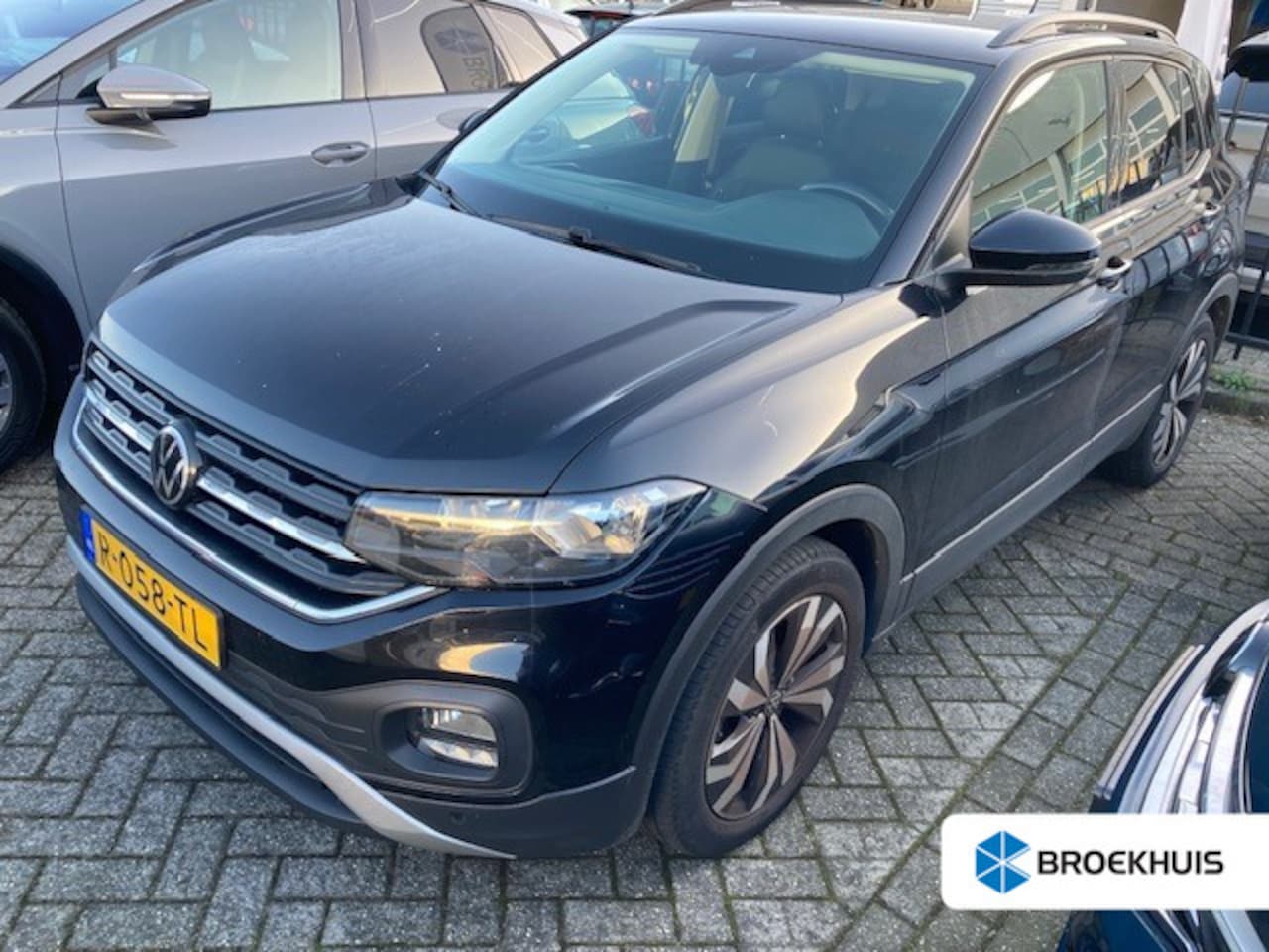 Volkswagen T-Cross - 1.0 TSI Life 111pk | Black design pakket | Navigatie | Adaptief cruise control | Parkeerse - AutoWereld.nl