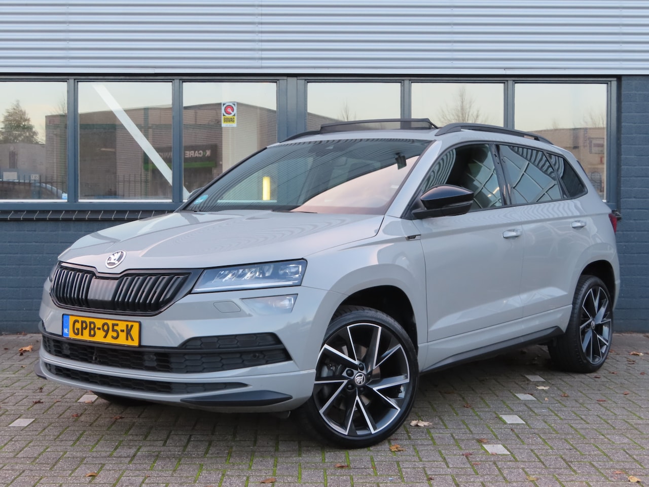 Skoda Karoq - 1.5 TSI ACT Sportline Business DSG | pano dak | achterklep elektrisch | stoelverwarming | - AutoWereld.nl