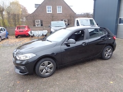 BMW 1-serie - 116i Business Edition Automaat, ECC, Digidash, LMV, Led, Navigatie, Carplay/android auto