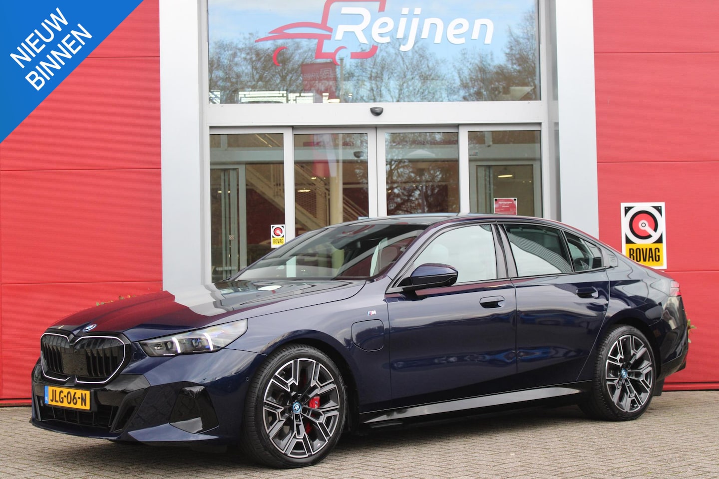 BMW 5-serie - 550e 490PK xDRIVE | ICONIC GLOW GRILL | PANORAMA DAK | MEESTURENDE ACHTERAS | STUUR VERWAR - AutoWereld.nl