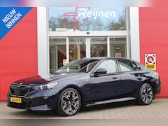 BMW 5-serie - 550e 490PK xDRIVE | ICONIC GLOW GRILL | PANORAMA DAK | MEESTURENDE ACHTERAS | STUUR VERWAR