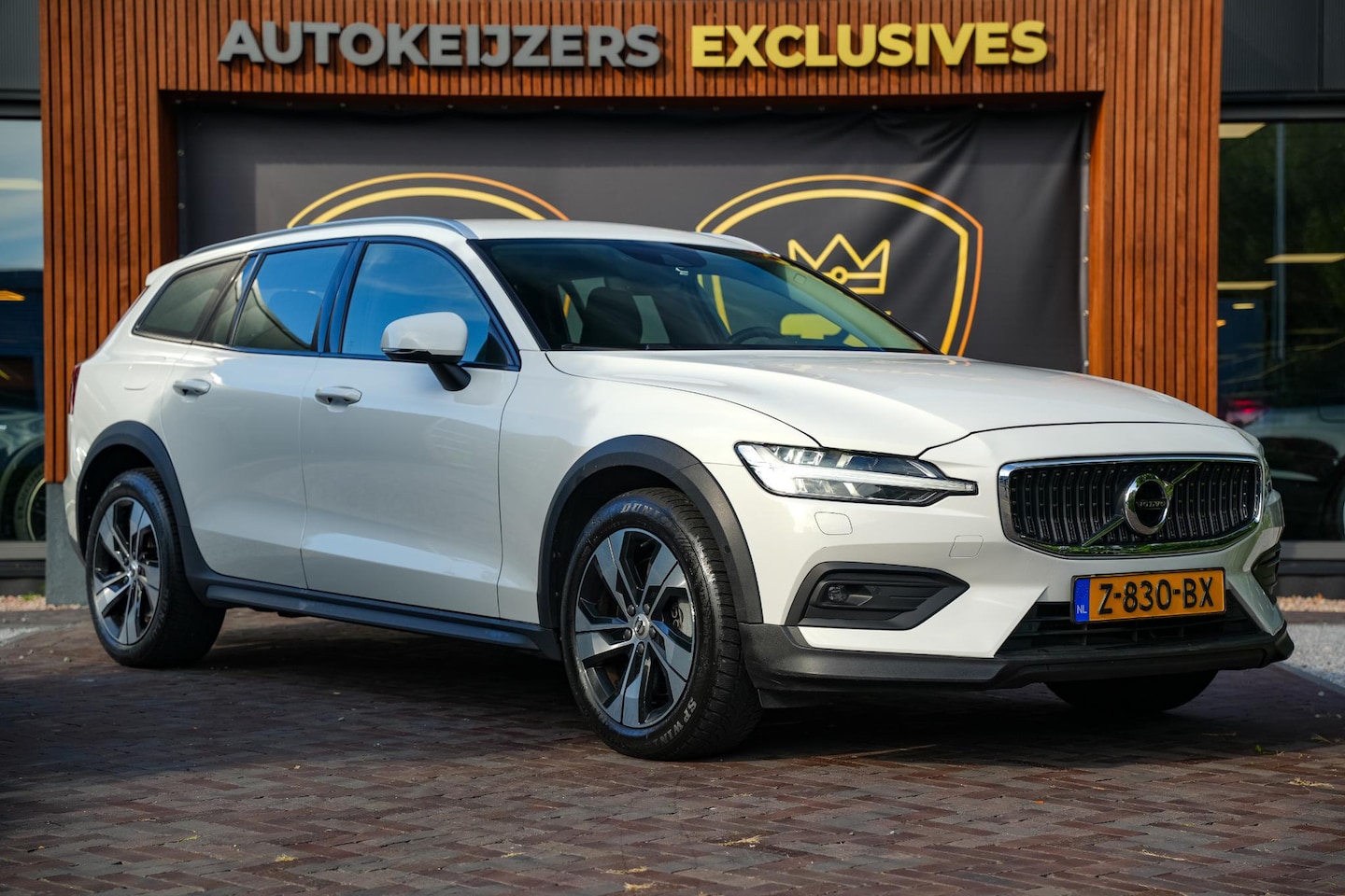 Volvo V60 Cross Country - 2.0 B5 AWD Pro Adaptieve Cruise Keyless Memory 18''LM - AutoWereld.nl