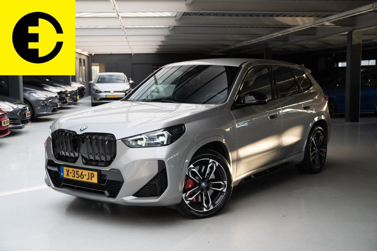 BMW iX1 - xDrive30 67 kWh | M Pakket | Achteruitrijcamera | Verwarmbare stoelen - AutoWereld.nl