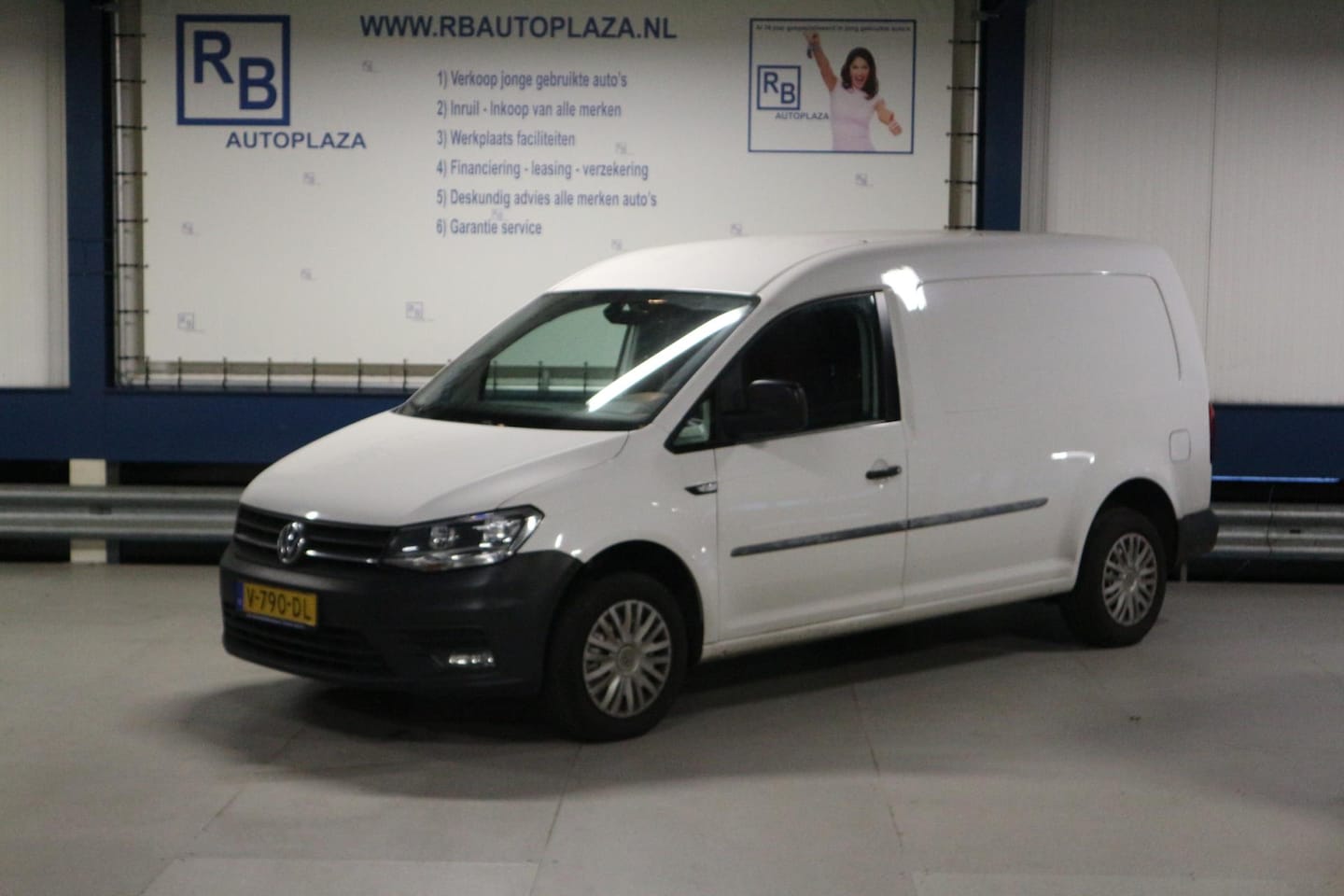 Volkswagen Caddy Maxi - 2.0 TDI L2H1 BMT Highline / ZEER NETJES ! ! ! - AutoWereld.nl