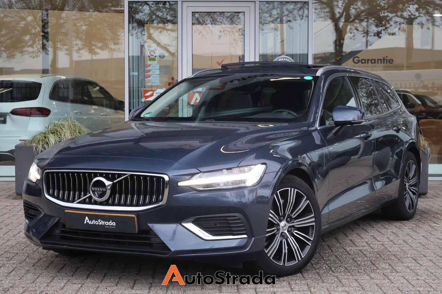 Volvo V60 - T6 Inscription Twin Engine 340pk AWD | Pano | 360 Camera | ACC | Keyless | Carplay | Harma - AutoWereld.nl