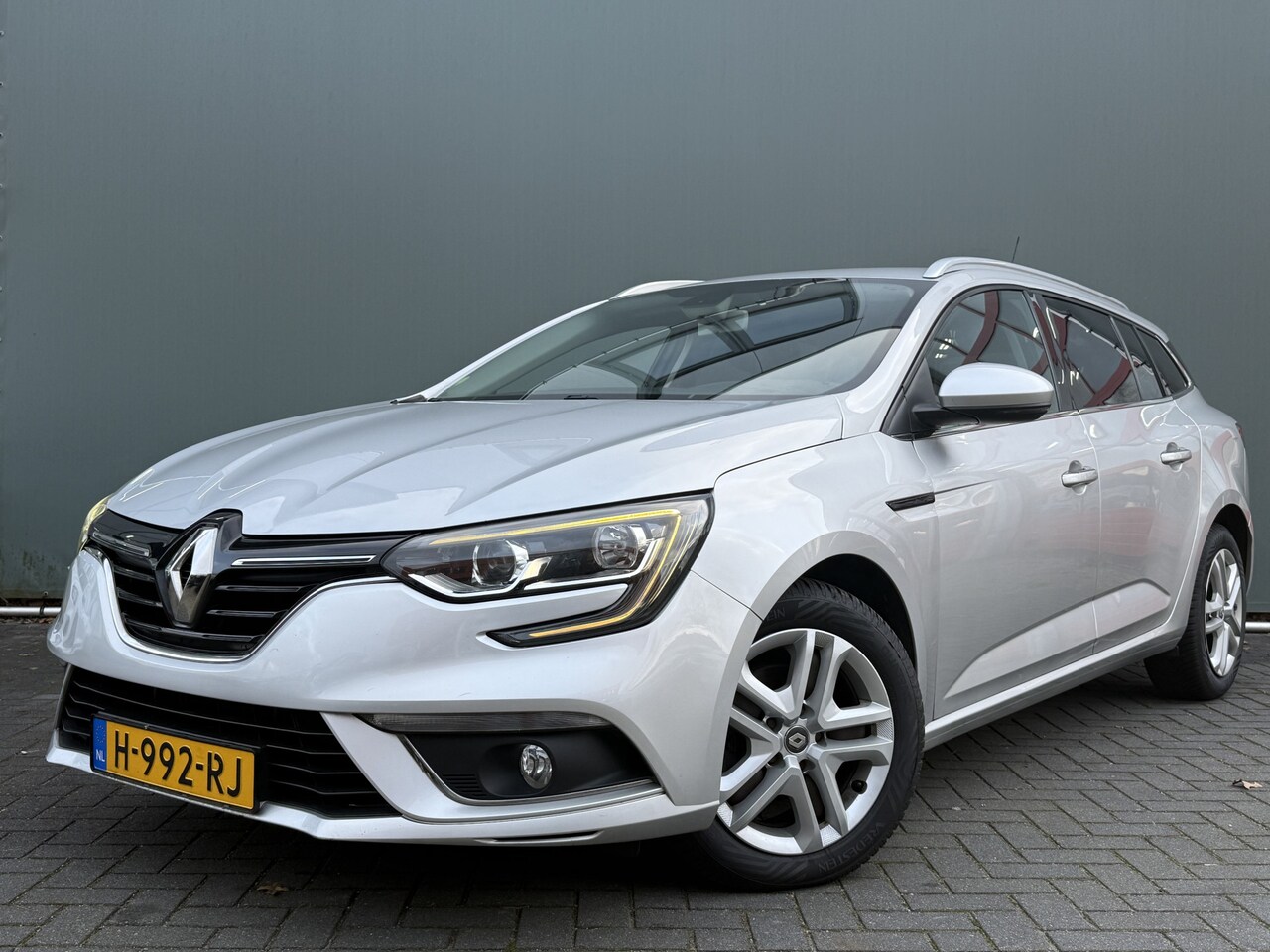 Renault Mégane Estate - BWJ 2017 1.5 dCi 111 PK Limited NIEUW BINNEN !! - AutoWereld.nl
