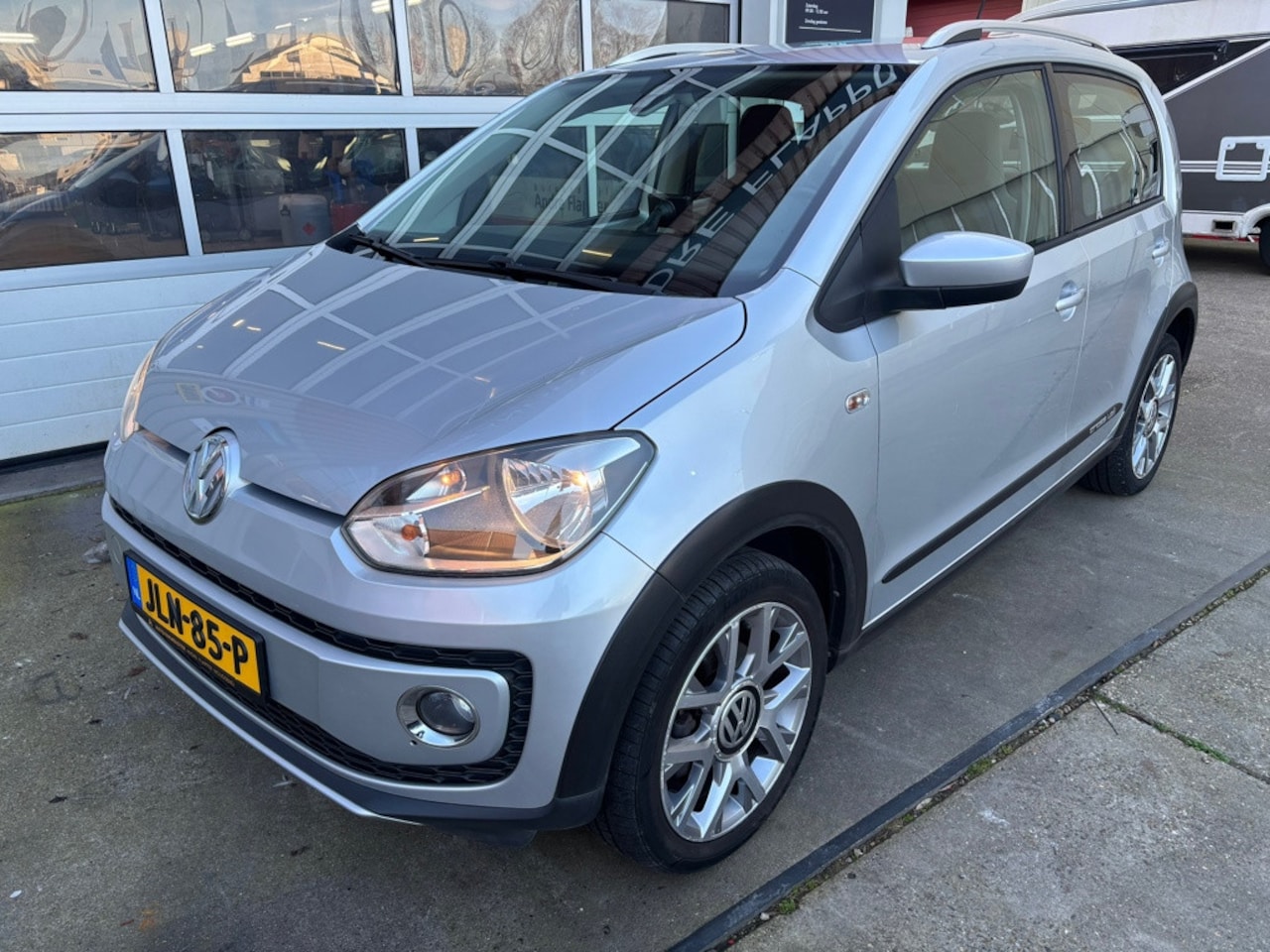Volkswagen Up! - 1.0 up! Edition BlueMotion cross - AutoWereld.nl