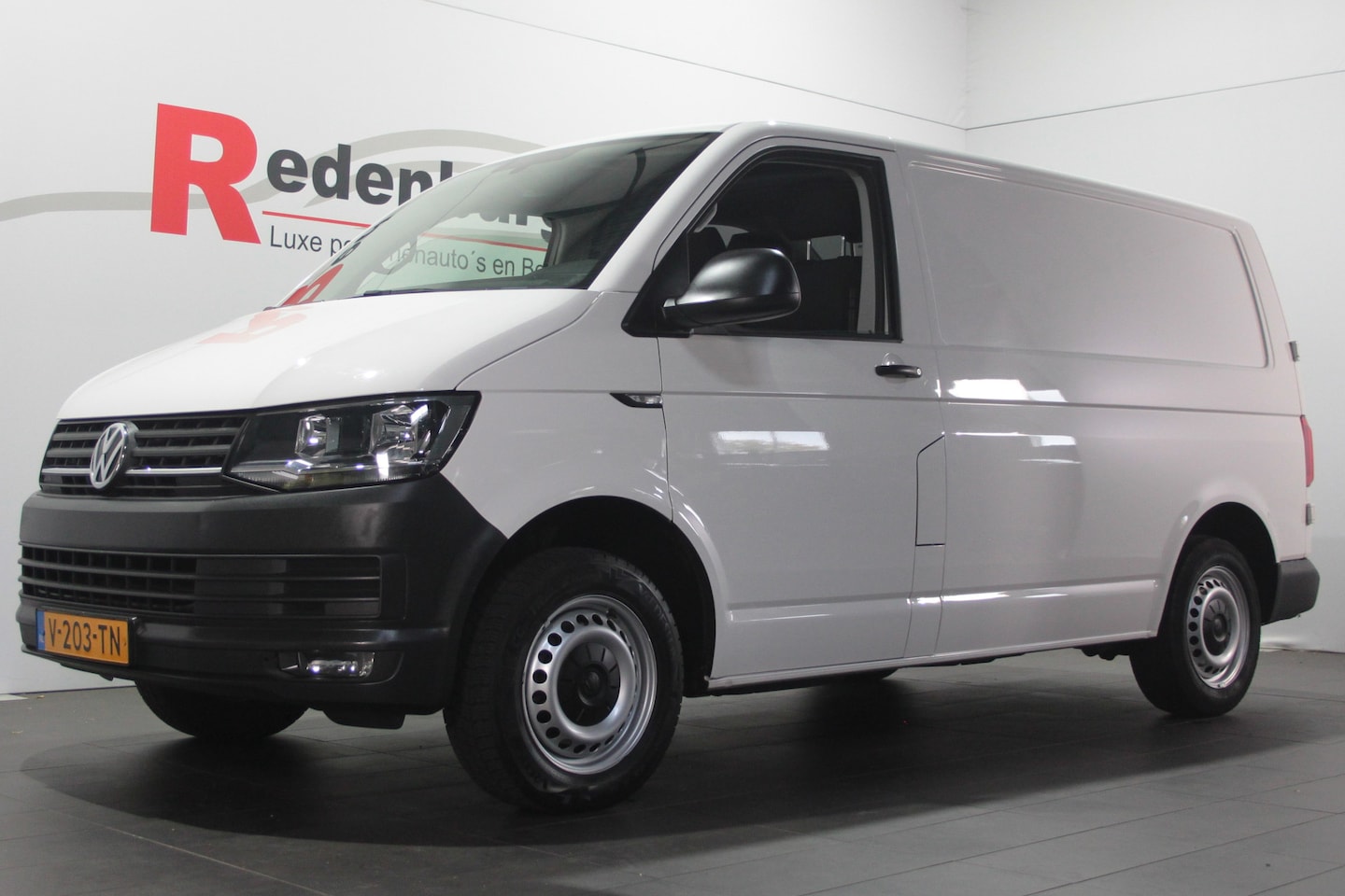 Volkswagen Transporter - 2.0 TDI L1H1 Highline - 3 pers. - Trekhaak / Bluetooth / Cruise - AutoWereld.nl